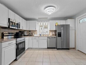 24 Botsford Ave in Milford, CT - Building Photo - Building Photo