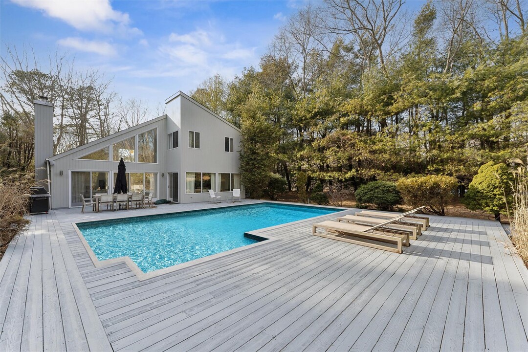 24 Quogue Riverhead Rd in Quogue, NY - Building Photo