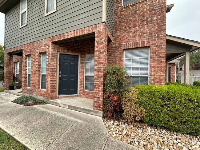 87 Chapel Hill Circle in San Antonio, TX - Foto de edificio - Building Photo
