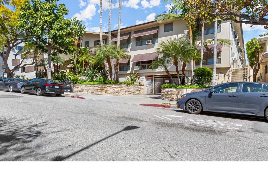 Sweetzer Gardens in West Hollywood, CA - Building Photo