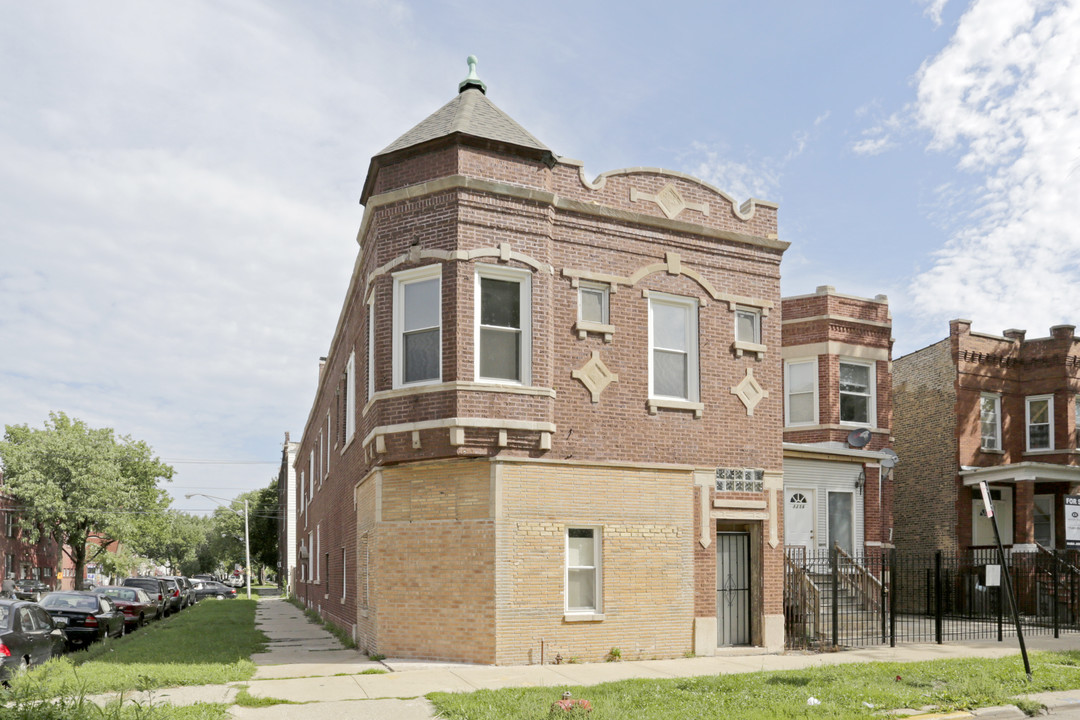 4258 W Kamerling Ave in Chicago, IL - Building Photo