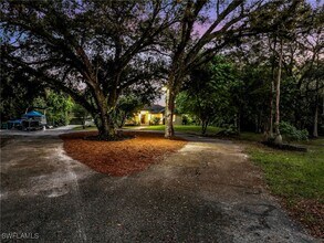 260 16th Ave NW in Naples, FL - Foto de edificio - Building Photo