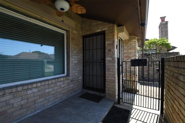 7521 Beaudelaire Cir in Galveston, TX - Building Photo - Building Photo