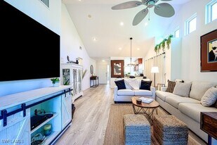 566 Beachwalk Cir in Naples, FL - Building Photo