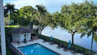 2105 Lavers Cir in Delray Beach, FL - Building Photo