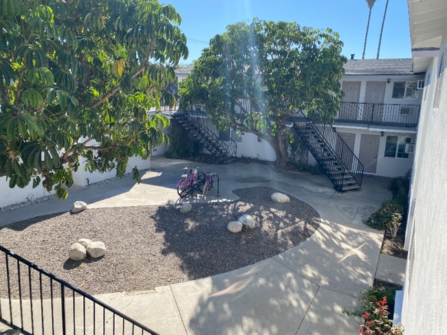 1228 S Loara St, Unit 1 in Anaheim, CA - Foto de edificio - Building Photo