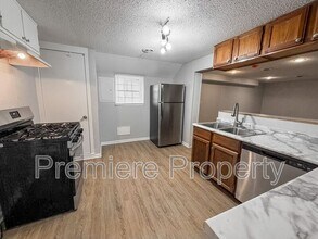 1027 E Stone St in Independence, MO - Building Photo - Building Photo