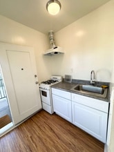 2032 Vista Del Mar Ave in Los Angeles, CA - Building Photo - Building Photo