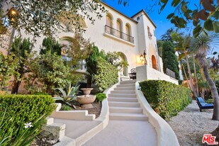 6717 Whitley Terrace in Los Angeles, CA - Building Photo