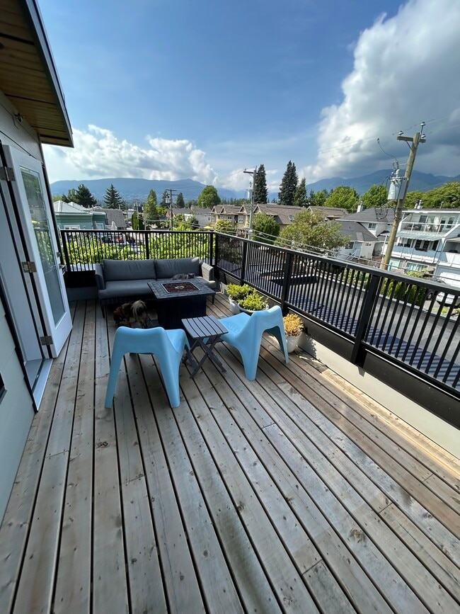 242 4th St W in North Vancouver, BC - Building Photo - Building Photo