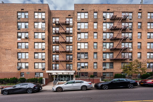 6905 35th Ave in Flushing, NY - Foto de edificio - Building Photo