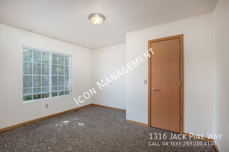 1316 Jack Pine Way in Kalamazoo, MI - Building Photo - Building Photo