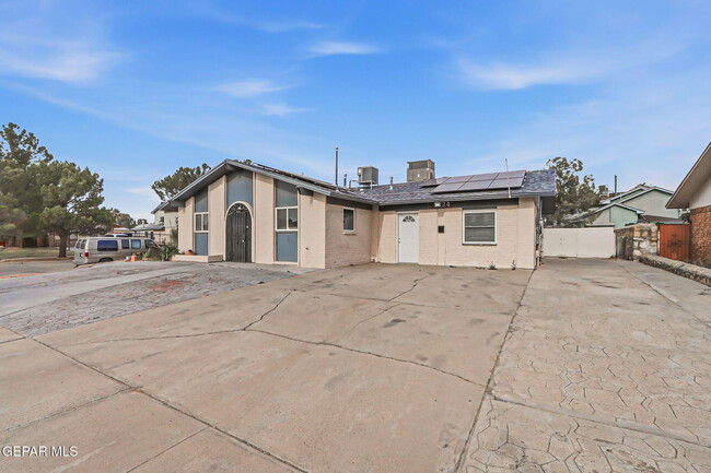 2624 Lake Victoria Dr in El Paso, TX - Building Photo - Building Photo