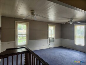 102 Duke St in Yoakum, TX - Building Photo - Building Photo