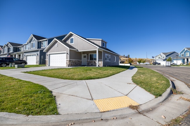 1110 Monroe Ct in Rexburg, ID - Building Photo - Building Photo