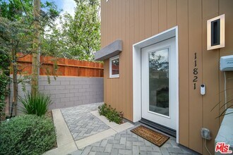 11821 Holly Wy in Los Angeles, CA - Building Photo - Building Photo