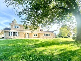 3431 W Colette Ct in Mequon, WI - Building Photo