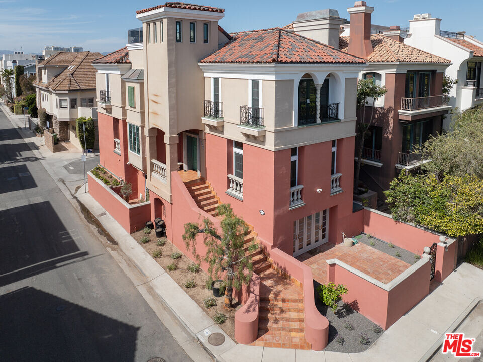 4818 Roma Ct in Marina Del Rey, CA - Foto de edificio