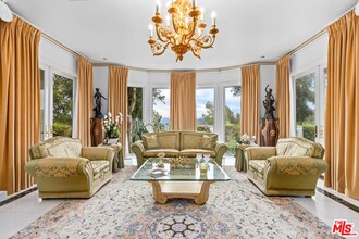 11955 Crest Pl in Beverly Hills, CA - Foto de edificio - Building Photo