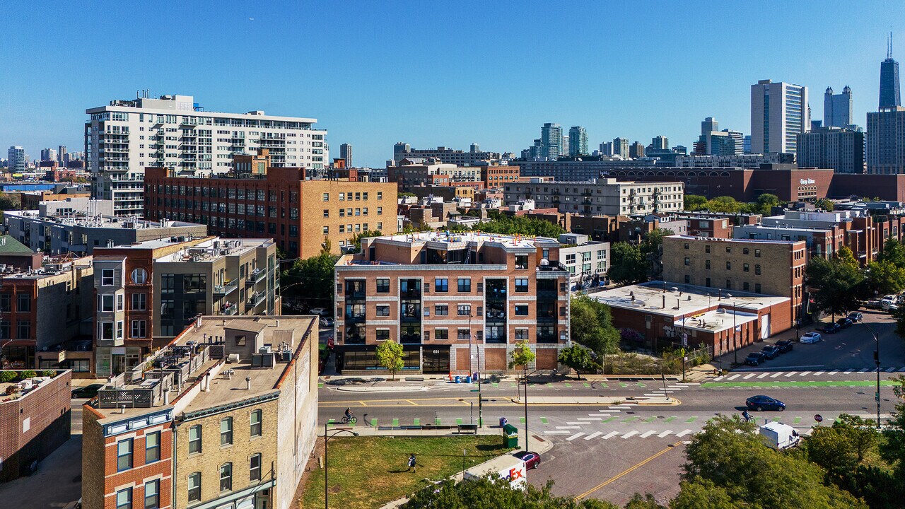 651 N Milwaukee Ave, Unit 304 in Chicago, IL - Foto de edificio