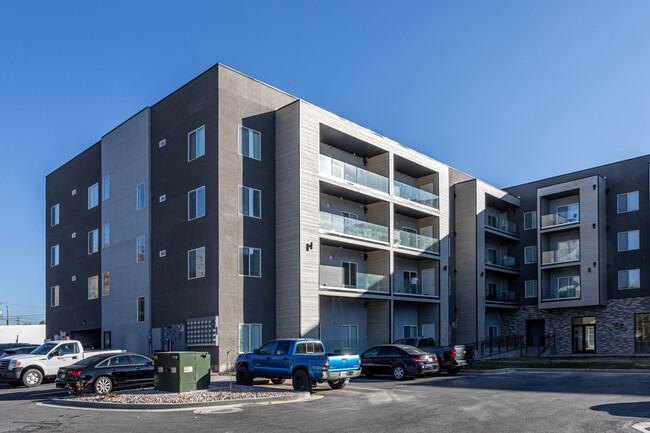 17 N Main St in Clearfield, UT - Foto de edificio - Building Photo