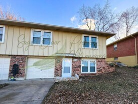 1016-1018 SW Kingscross Rd in Blue Springs, MO - Building Photo
