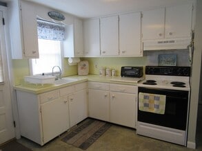 8 Bay Dr in Bourne, MA - Building Photo - Building Photo