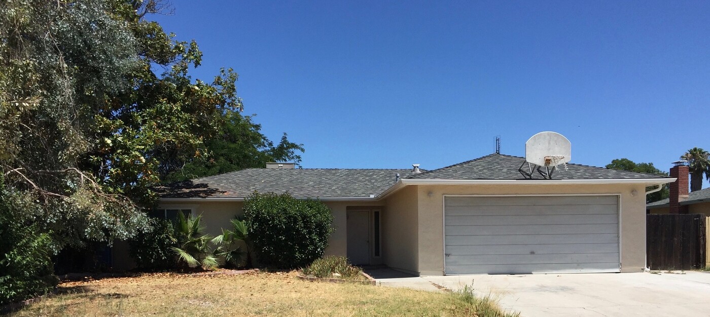 1695 Griffith Ave in Clovis, CA - Building Photo