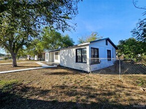 15 Redwood Ave in McAllen, TX - Foto de edificio - Building Photo