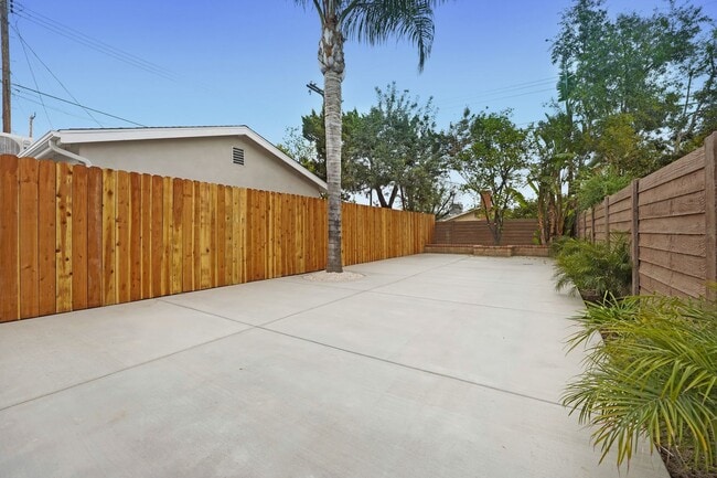 8848 Gothic Ave in North Hills, CA - Building Photo - Building Photo