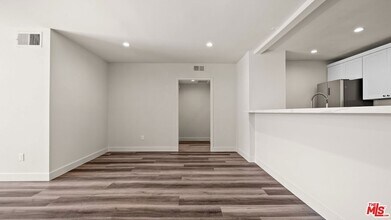 7453 Haskell Ave in Los Angeles, CA - Foto de edificio - Building Photo