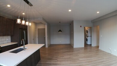 5001 Prospect Ave, Unit 2D in Downers Grove, IL - Foto de edificio - Building Photo