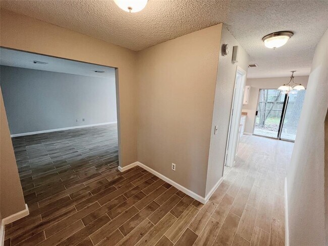 15 Sandpebble Dr in The Woodlands, TX - Building Photo - Building Photo
