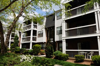 Oak Tree Village in Edison, NJ - Building Photo - Building Photo
