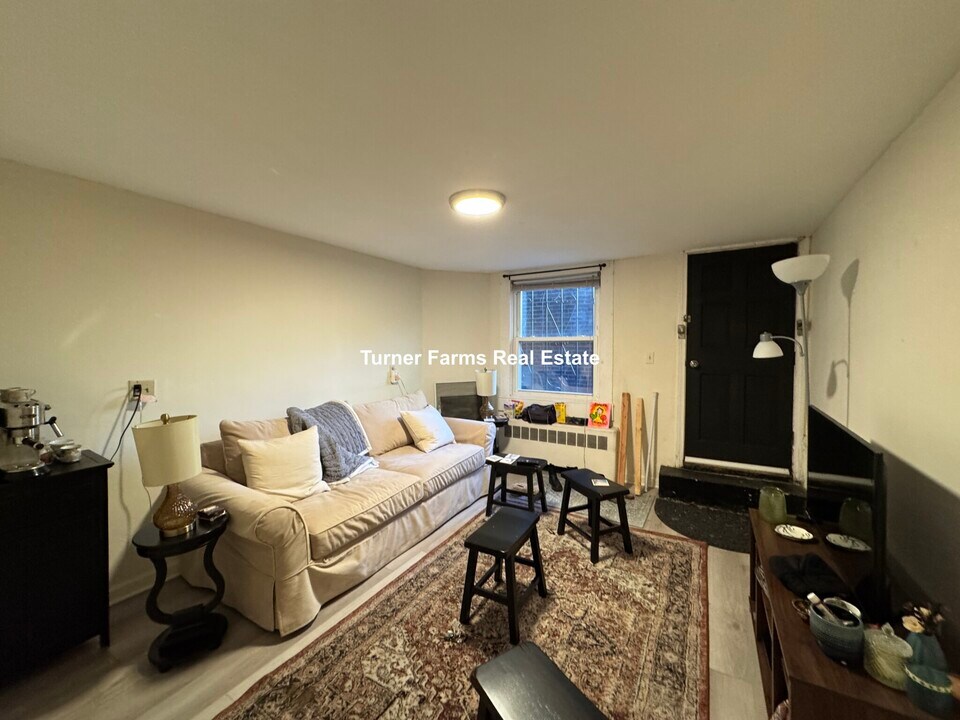 81 Windsor St, Unit 1 in Boston, MA - Foto de edificio
