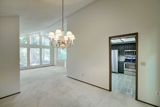 12116 SE 46th Pl in Bellevue, WA - Foto de edificio - Building Photo