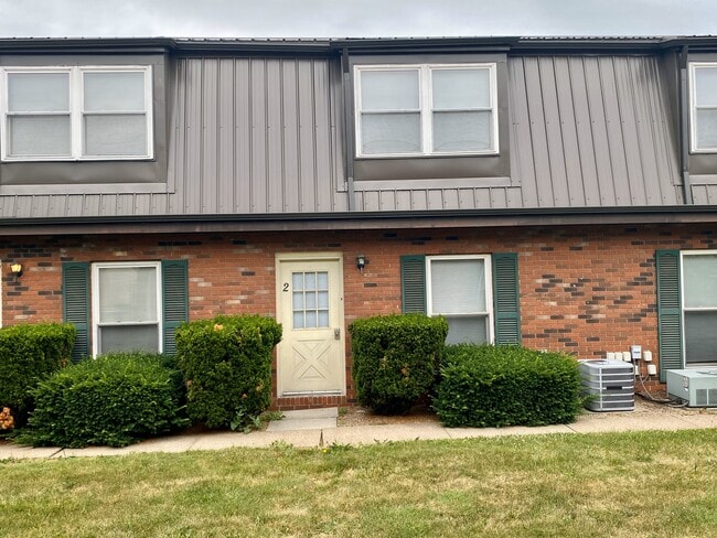 120 Highland Hills Dr in Follansbee, WV - Building Photo - Building Photo