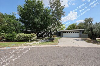 3237 E Meadowbrook Ave in Phoenix, AZ - Foto de edificio - Building Photo