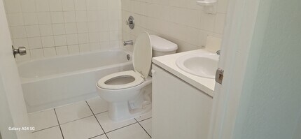 674 NW 46th St in Miami, FL - Building Photo - Building Photo