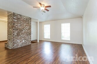 4926 Algernon Dr in Spring, TX - Foto de edificio - Building Photo