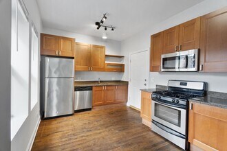 7528 N Seeley Ave, Unit 301 in Chicago, IL - Building Photo - Building Photo