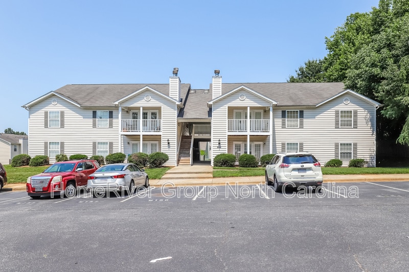 802 Moultrie Ct in Greensboro, NC - Building Photo
