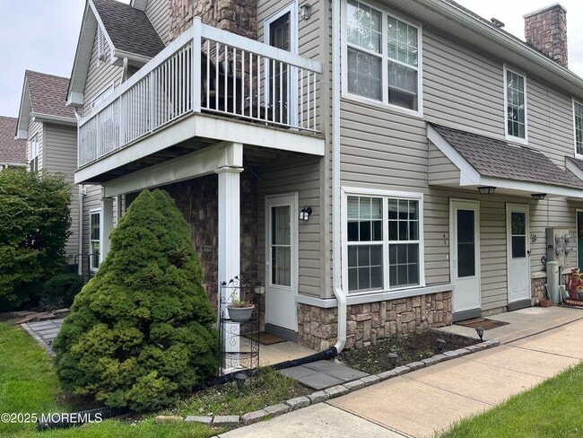 property at 41 Des Moines Ct