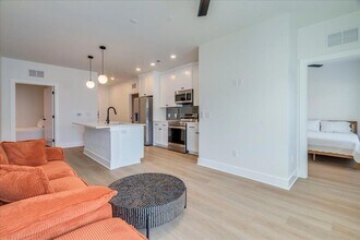 3000 Duval St, Unit 302 in Austin, TX - Building Photo - Building Photo