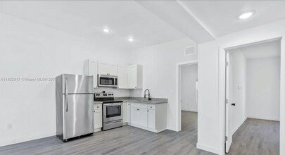409 NW 4th Ave, Unit B in Hallandale Beach, FL - Foto de edificio - Building Photo