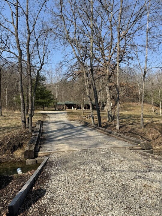 9899 Stone Rd in Athens, OH - Foto de edificio