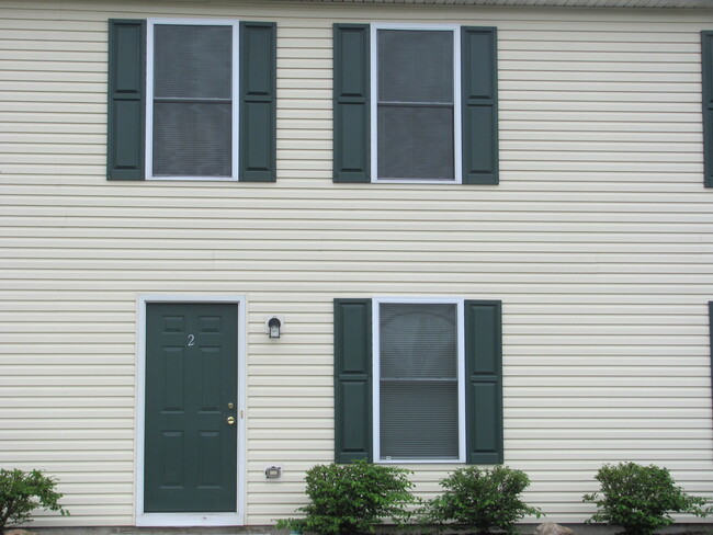 7138 Decatur St, Unit 4 in New Tripoli, PA - Foto de edificio - Building Photo