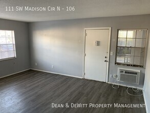 111 SW Madison Cir N in St. Petersburg, FL - Building Photo - Building Photo
