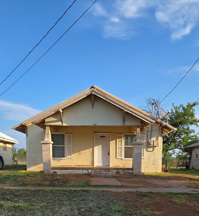 property at 1002 W 6th St