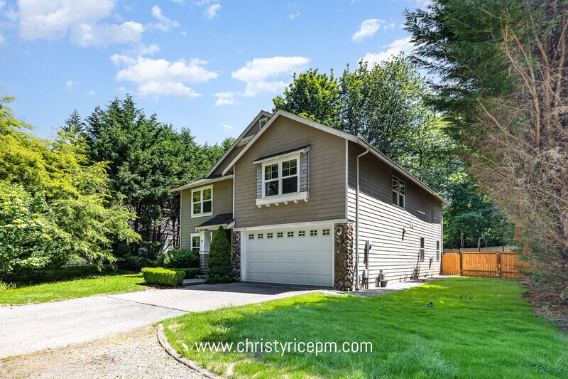 845 Front St S in Issaquah, WA - Building Photo